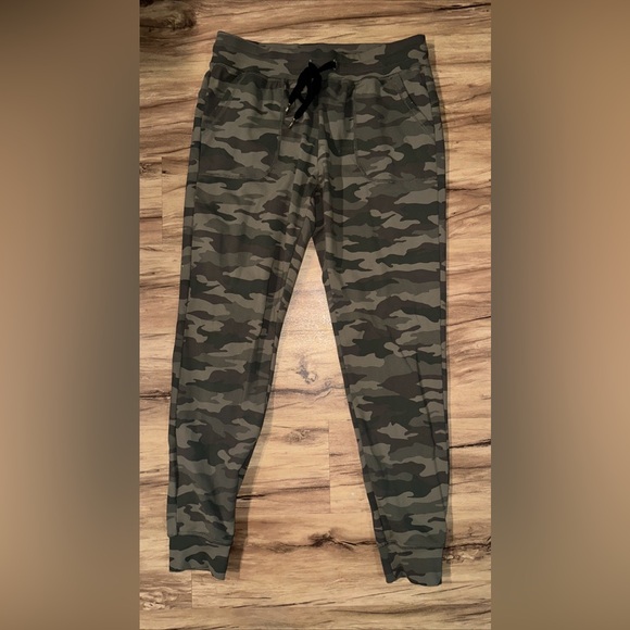 ZYIA Pants - Zyia Active Green Camo Unwind Joggers Women’s Size Small Drawstring